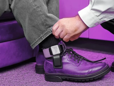 Crypto Fraudster Awaiting Trial Busts Ankle Bracelet, Flees Into Hiding